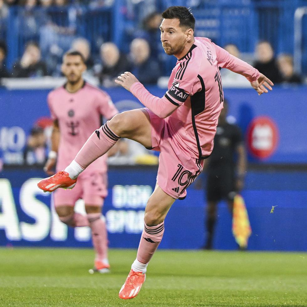 El argentino Lionel Messi, del Inter Miami, remata en el partido de la MLS disputado el sábado 11 de mayo ante Montreal.