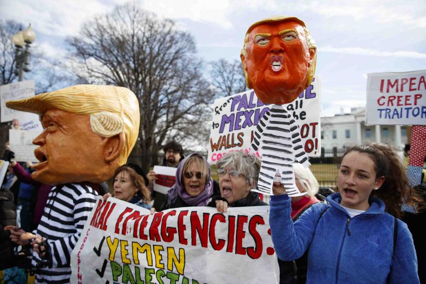 Unas personas se reúnen el lunes 18 de febrero de 2019, frente a la Casa Blanca en Washington, para protestar contra la declaración de emergencia nacional emitida por el presidente Donald Trump. (AP / Carolyn Kaster)