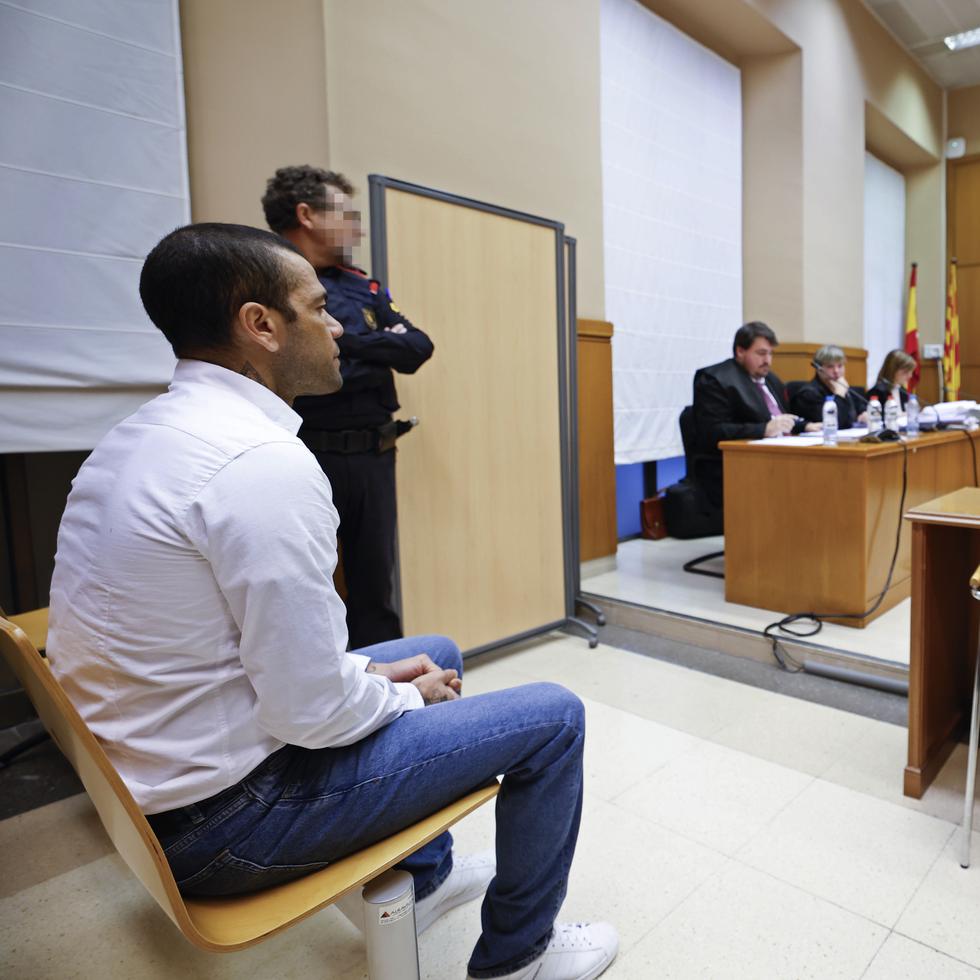 El futbolista brasileño Dani Alves se ve sentado durante su juicio en Barcelona, España.