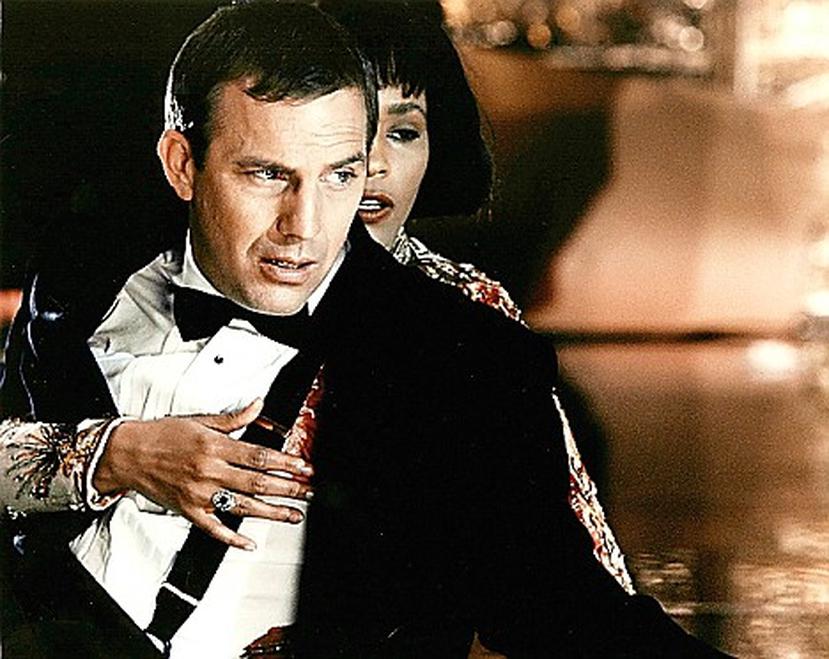 La película "The Bodyguard", fue protagonizada en 1992 por Kevin Costner y Whitney Houston.