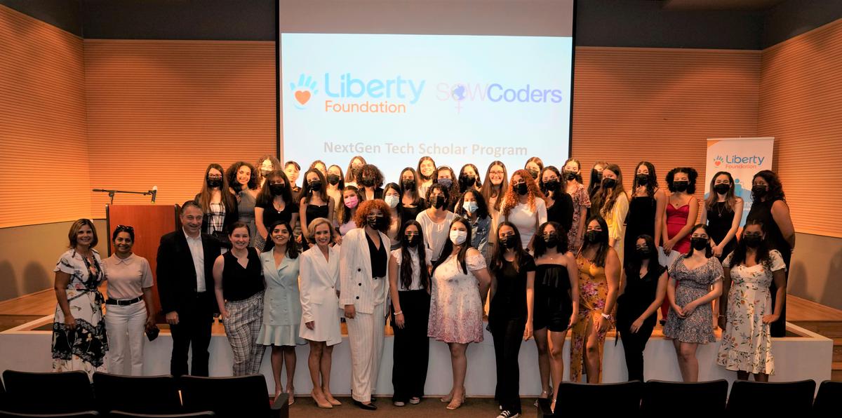 Las graduadas durante la ceremonia final del programa de Liberty Foundation y Society of Women Coders.