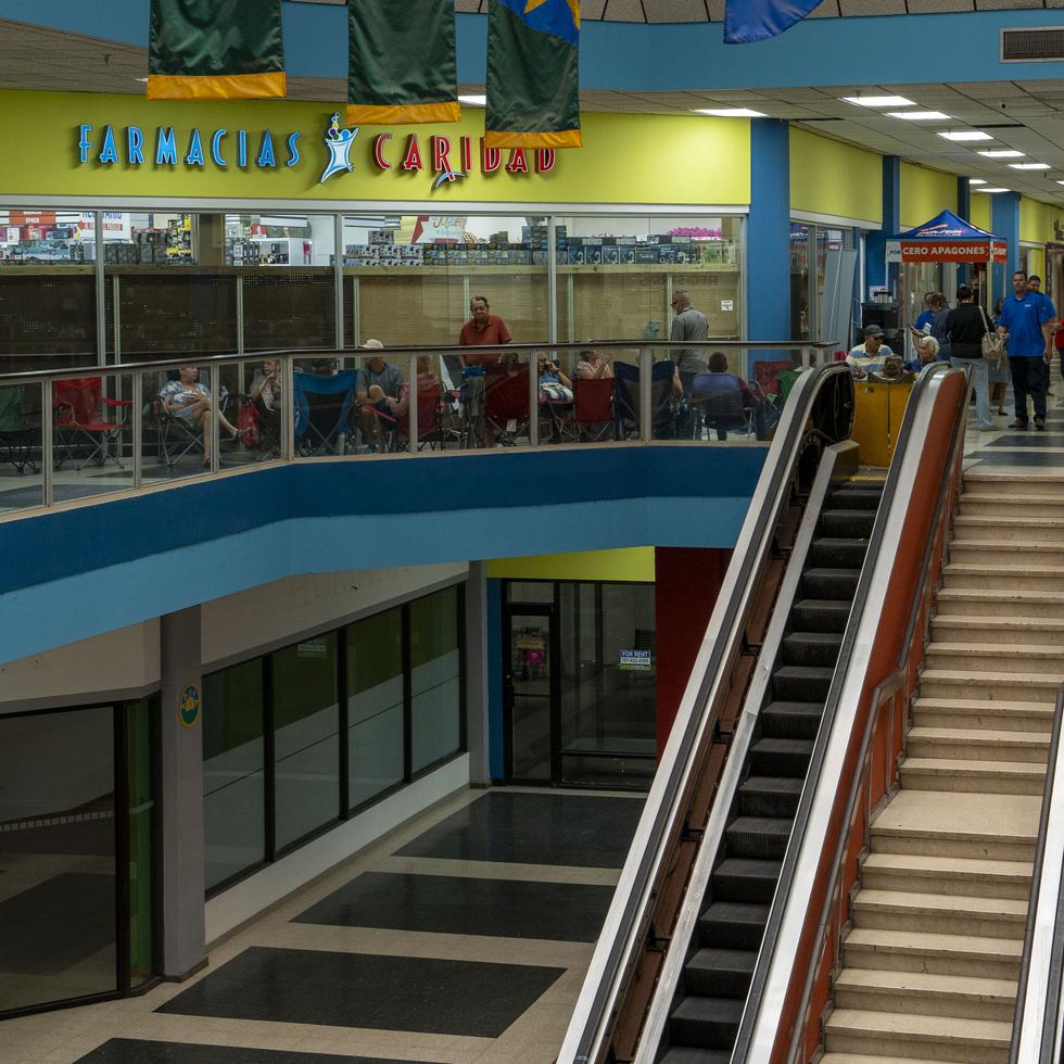 La fila de personas en el centro comercial Plaza del Carmen, en Caguas, recorre la mayor parte del pasillo del centro comercial.