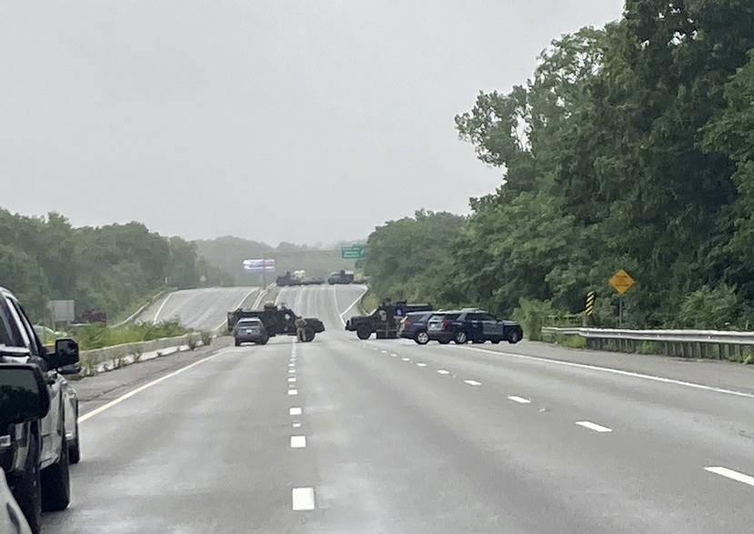 La foto distribuida por la policía estatal de Massachusetts muestra una barrera policial que bloquea un tramo de la Ruta Interestatal 95 cerca de Wakefield, Massachusetts.