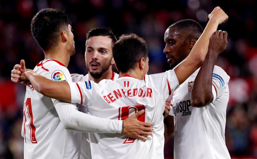 El delantero francés del Sevilla, Wissam Ben Yedder (centro), es felicitado tras marcar un gol. (EFE / Julio Muñoz)