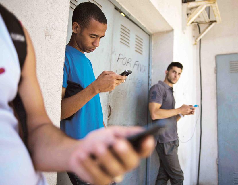 El mayor problema que enfrenta el internet en Cuba es el costo. (Archivo/ The Associated Press)