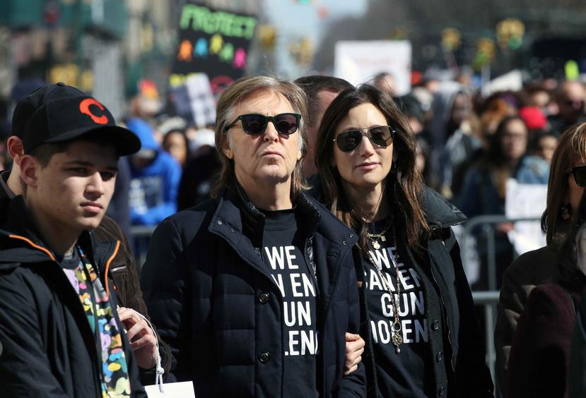 Paul McCartney junto a su esposa, Nancy Shevell, en la marcha. (Agencia EFE)