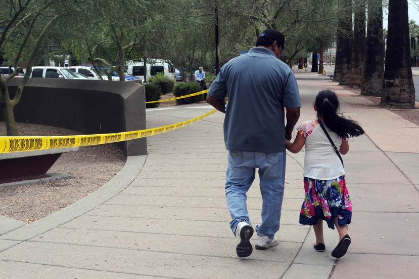 Un hombre camina junto a su hija tras salir de una cita en la Oficina de Control de Inmigración y Aduanas (ICE, en inglés) el pasado 10 de julio de 2018. (Agencia EFE)