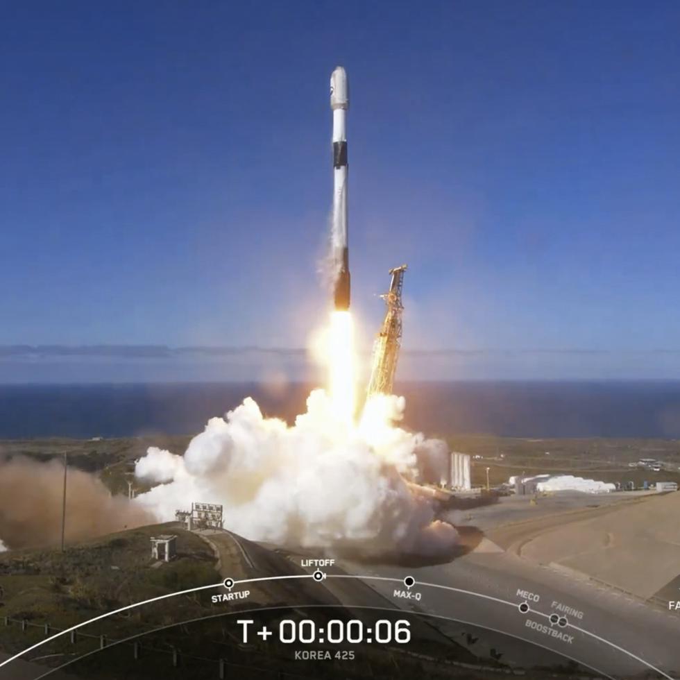 En esta imagen tomada de un video proporcionado por SpaceX, Corea del Sur lanza su primer satélite espía militar desde la Base de la Fuerza Espacial Vandenberg de California.