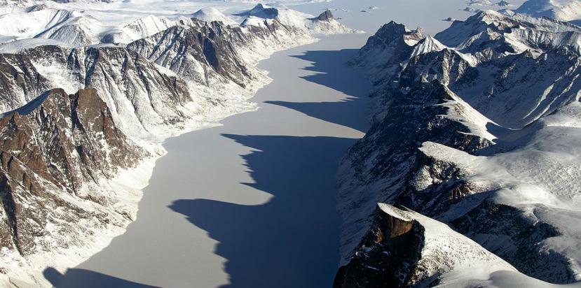 En el archipiélago del ártico canadiense existen islas que son cubiertas con capas gigantescas de hielo como la isla de Baffin, considerada la quinta más grande del mundo (NASA).