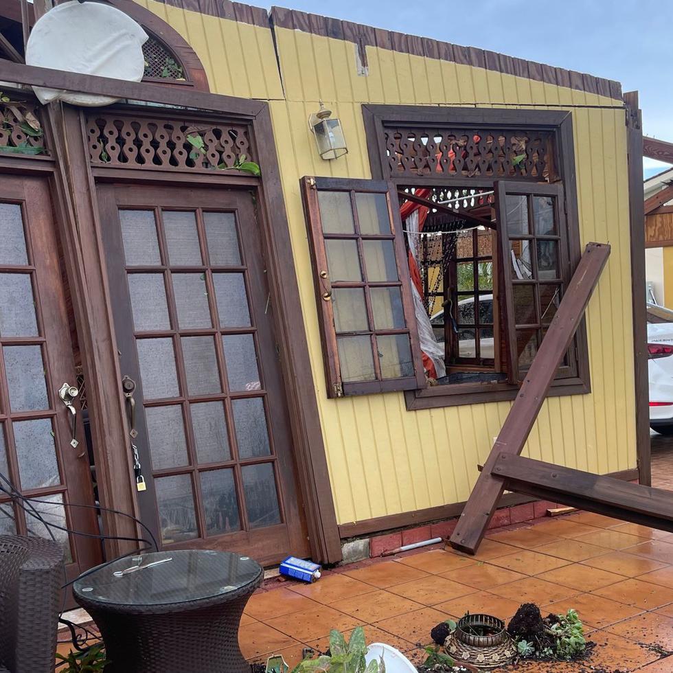 Así quedó la casa de Eligia Vargas Villanueva  en Aguada tras el paso de un tornado