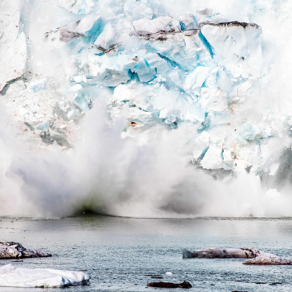 La descarga de hielo de glaciares de salida aumentó 14 por ciento desde los 80, arrojó un estudio. Un iceberg se desprende del Glaciar Apusiaajik.