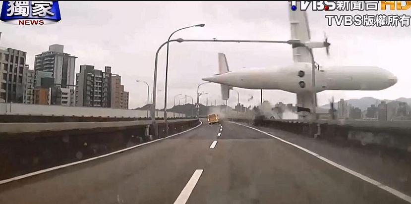 El avión golpeó un taxi y un puente antes de caer al río. (AP)