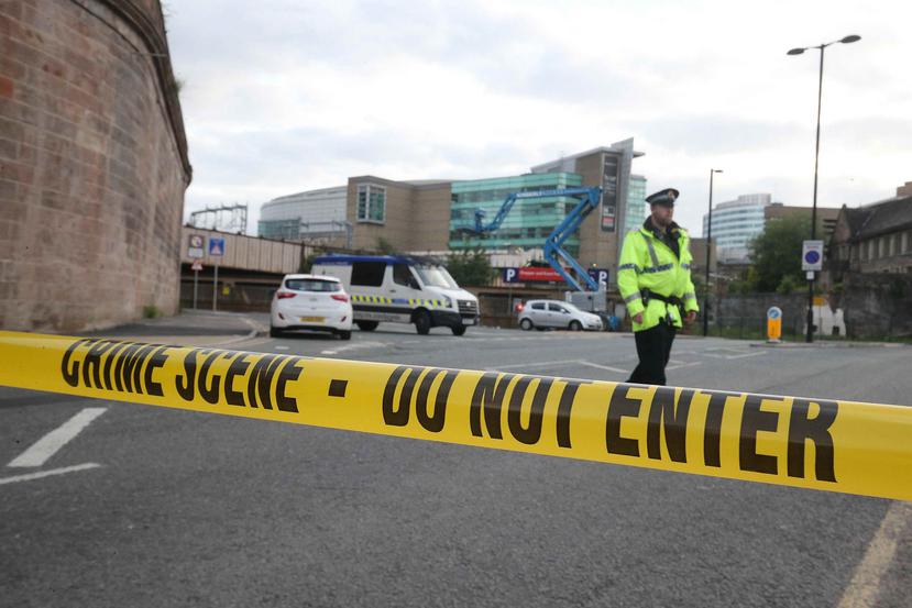 Policías permanecen cerca al estadio Manchester Arena tras los atentados reportados ayer. (EFE)
