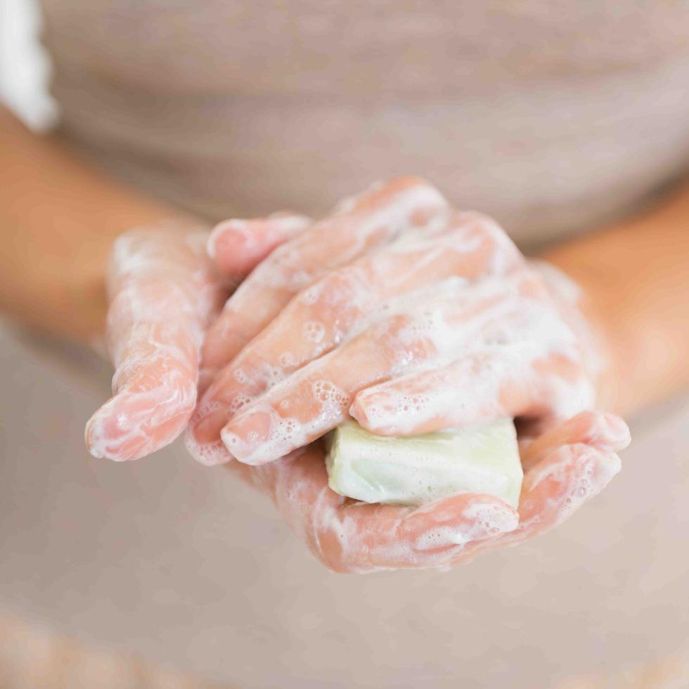 Lavarse las manos con agua y jabón previene enfermedades.
