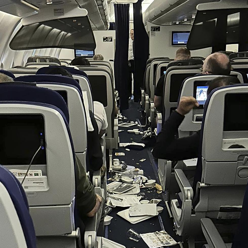 Imagen de la cabina del vuelo 469 de Lufthansa que iba de Austin, Texas, a Fráncfort, Alemania, luego de sufrir una fuerte turbulencia el miércoles 1 de marzo de 2023. El avión aterrizó de emergencia sin más contratiempos en el Aeropuerto Internacional Dulles en Washington.