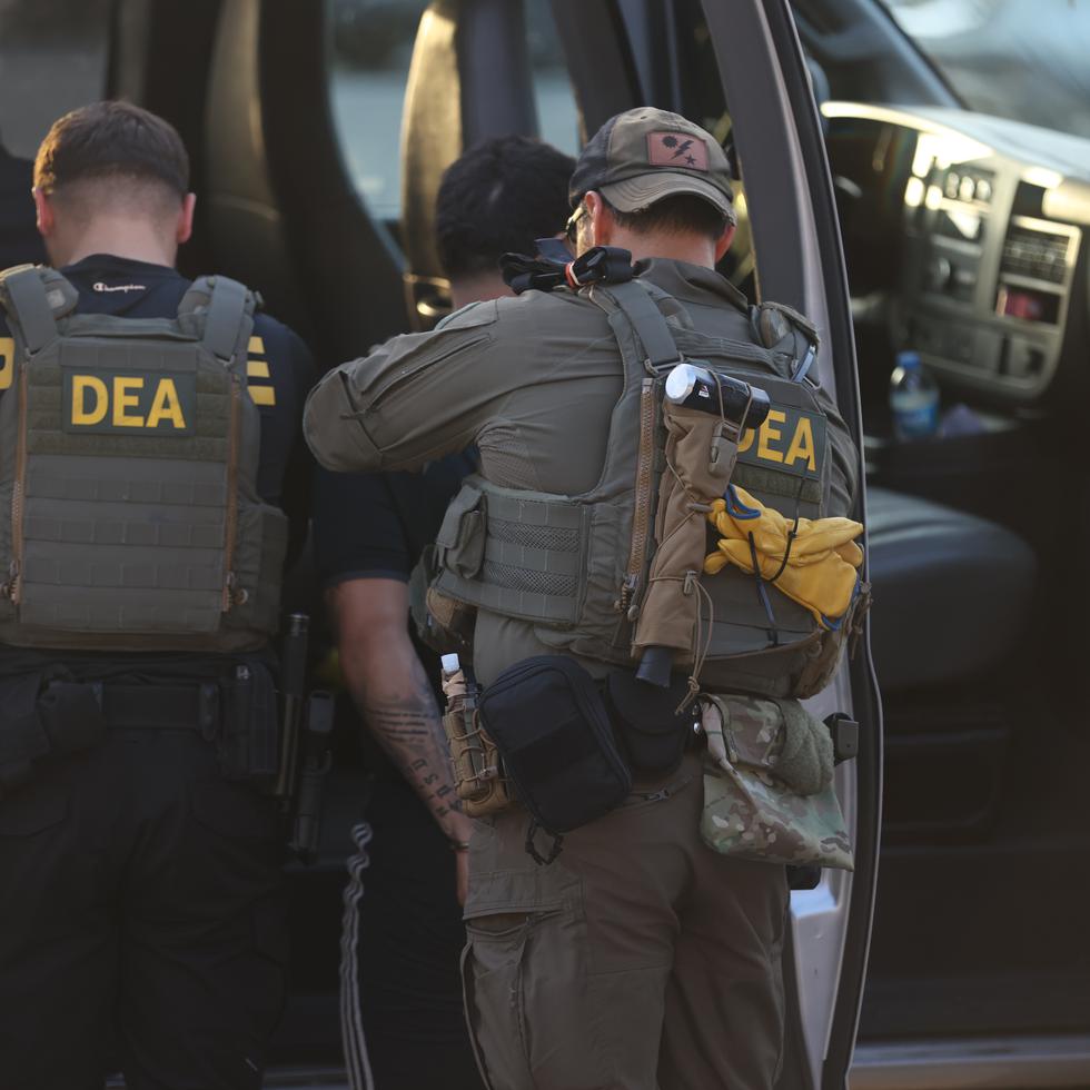 Las autoridades federales diligenciaron esta mañana 31 órdenes de arresto contra los presuntos miembros de una organización por cargos de narcotráfico en un residencial de San Juan.