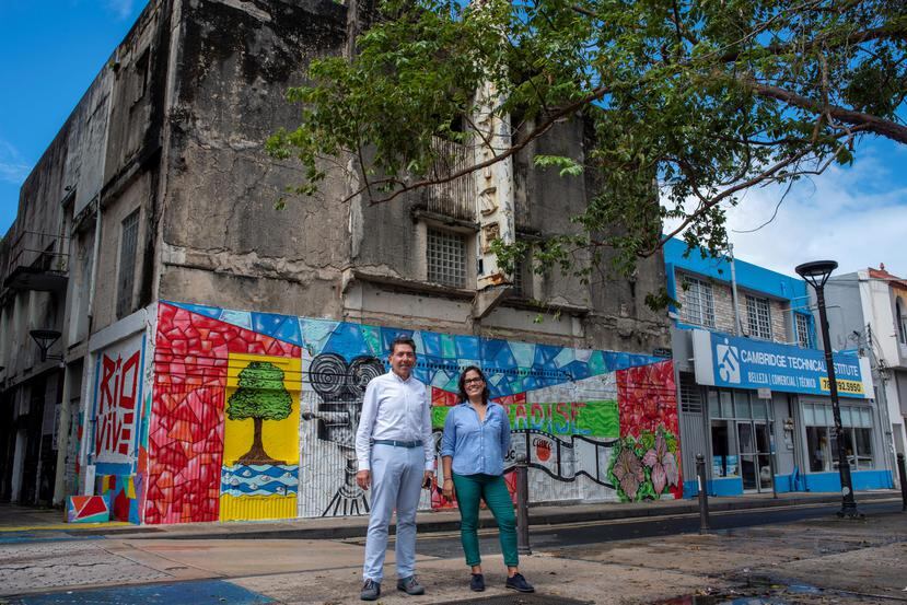 A la izquierda, Cristina Miranda Palacios, presidenta del Fideicomiso para el Desarrollo de Río Piedras, y Pedro Cardona Roig, su vicepresidente, frente al edificio del antiguo teatro Paradise, en el casco riopedrense.