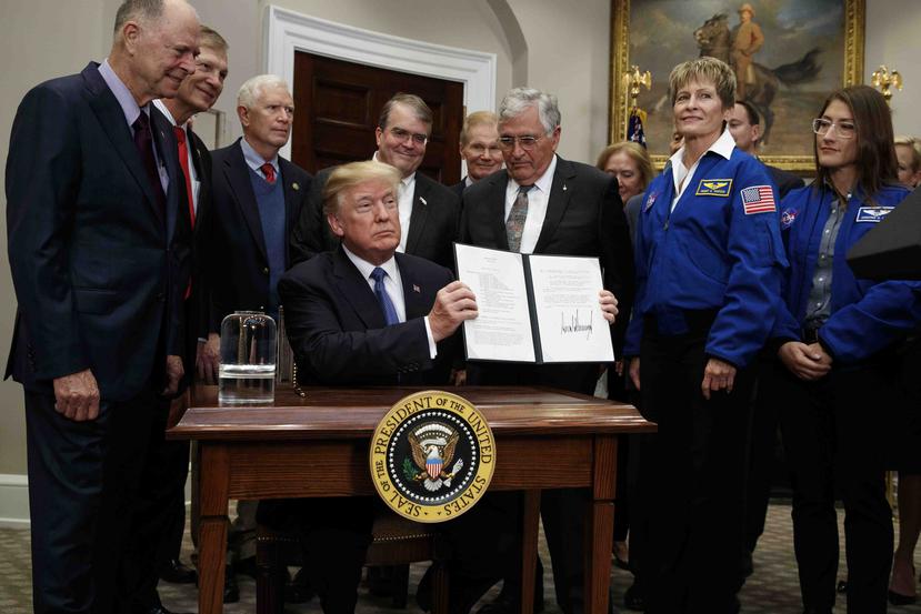 El presidente estadounidense Donald Trump muestra una directriz para enviar a astronautas de regreso a la luna y eventualmente a Marte, en la Casa Blanca. (AP / Evan Vucci)