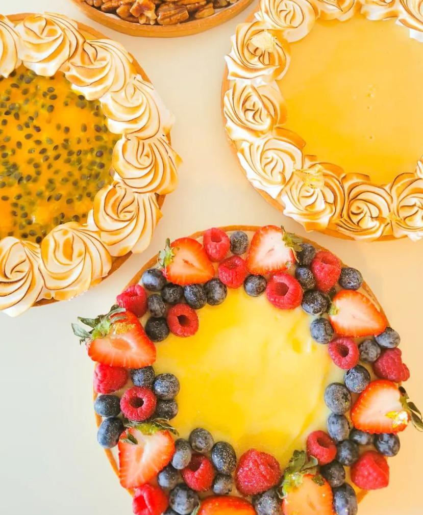 Tarta de frutas (abajo), tarta de limón, (arriba a la derecha) y tarta de parcha (arriba, a la izquierda), de la Repostería Kannella.