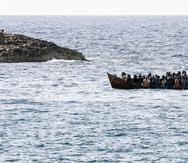 Un barco con inmigrantes llega a las costas de la isla de Lampedusa, en el sur de Italia, el 16 de septiembre de 2023.