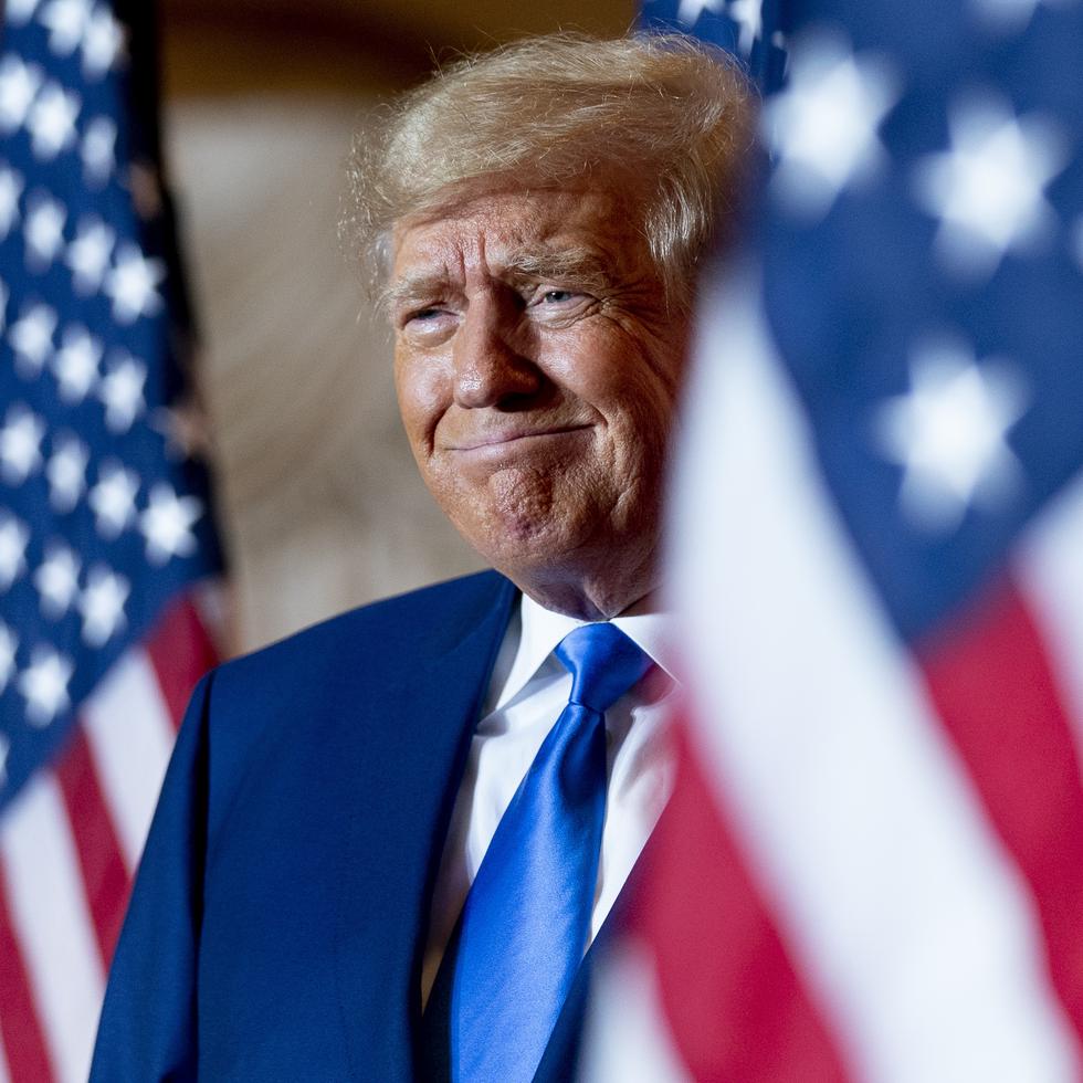 El expresidente Donald Trump se prepara para subir al escenario en Mar-a-Lago, en el día de las elecciones intermedias de Estados Unidos, en Palm Beach, Florida.