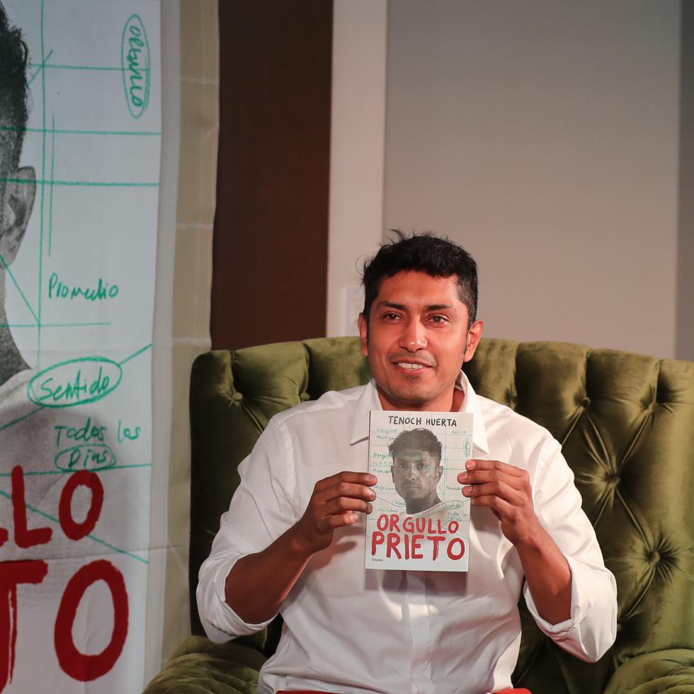 El actor mexicano Tenoch Huerta habla durante una rueda de prensa hoy, en Ciudad de México (México). EFE/ Alex Cruz
