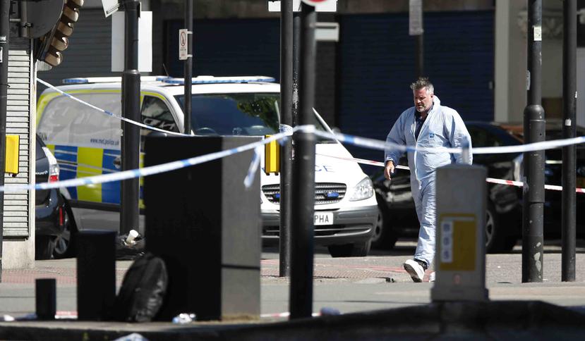 Equipos forenses investigan la escena donde ocurrió el ataque en Londres. (AP)