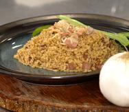 Plato de arroz con cebolla, preparado por los chefs Myrta Pérez y Chris González. (Marcos Caballero/Especial para GFR Media)