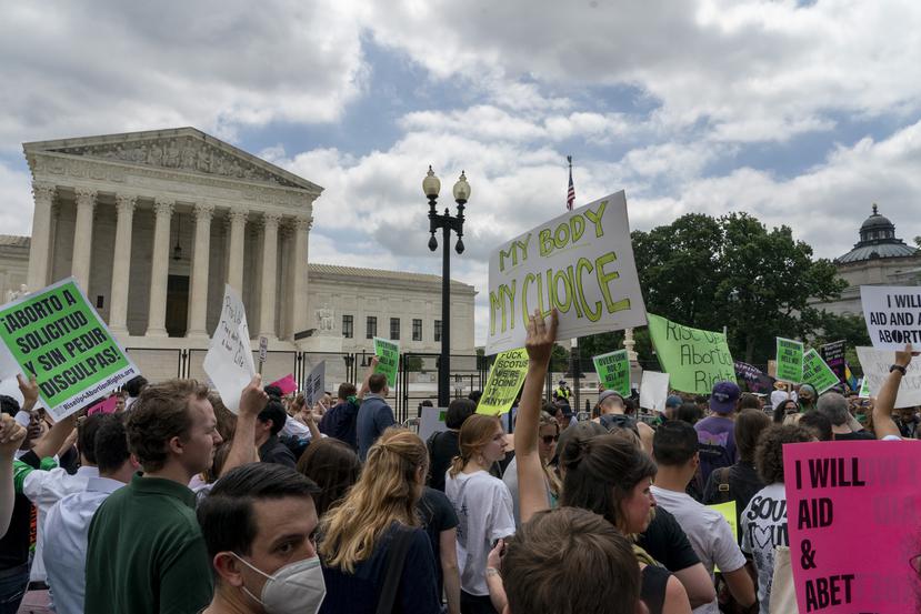 Defensores del derecho de la mujer a abortar se manifiestan frente a la sede del Tribunal Supremo de Estados Unidos tras revocación del derecho constitucional.