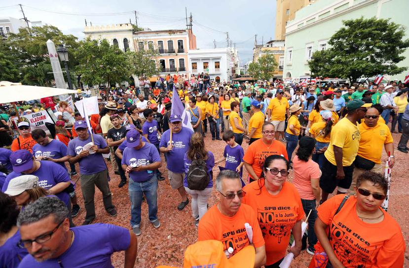 La actividad, enmarcada en el Día del Trabajo que se celebra hoy 1 de mayo, partió desde los predios del Capitolio y dio un recorrido por varias calles del Viejo San Juan hasta la Plaza de La Barandilla.