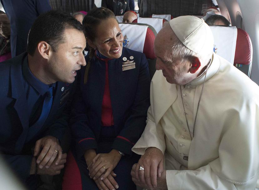 El papa Francisco dialoga con Carlos Ciuffardi y Paula Podest Ruiz. (EFE)