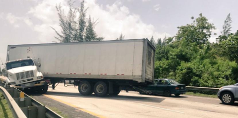 Camión durante el accidente en la autopista José de Diego.  (Captura / Twitter)