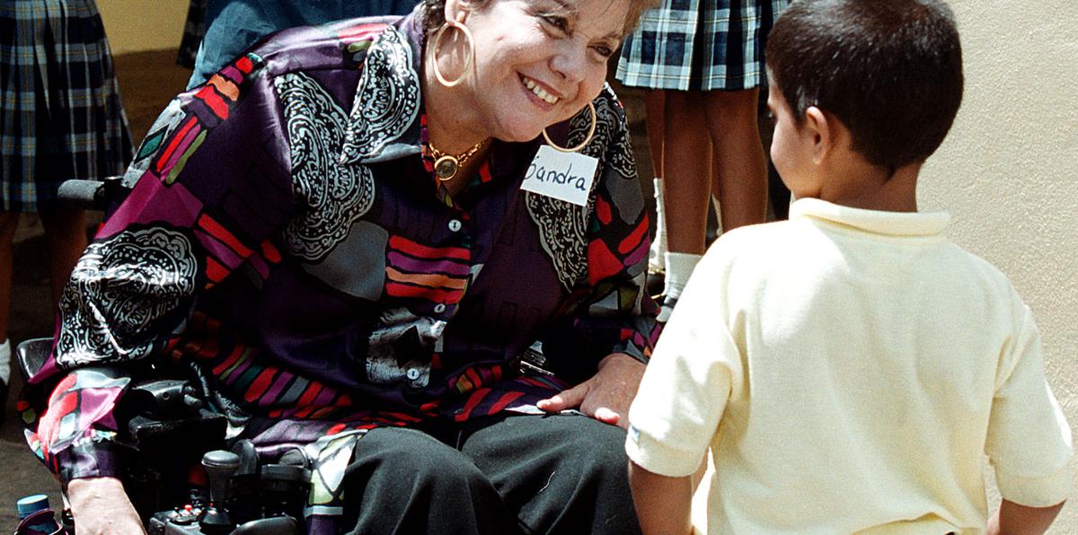 En 2001 Sandra Zaiter copartió con los estudiantes de la Escuela Luis Muñoz Rivera, del barrio Amelia, de Guaynabo. 
