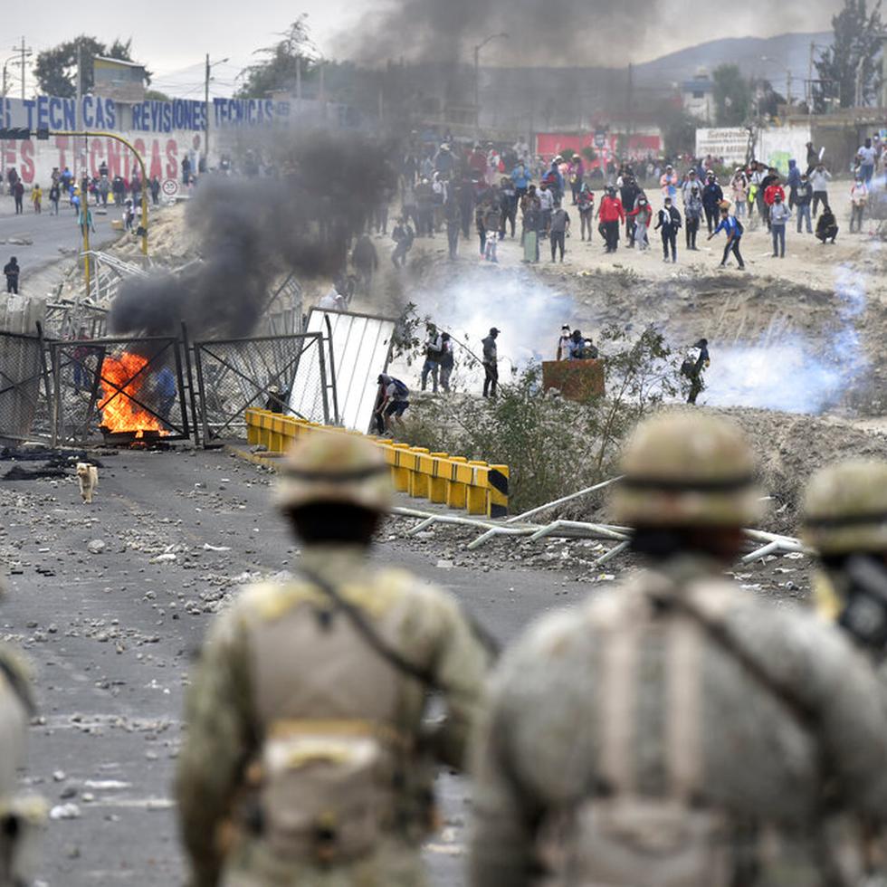 ARCHIVO - Soldados se mantienen en sus posiciones durante protestas antigubernamentales afuera del aeropuerto Alfredo Rodríguez Ballón en Arequipa, en el sur de Perú, el vienes 20 de enero de 2023. (AP Foto/Jose Sotomayor, Archivo)