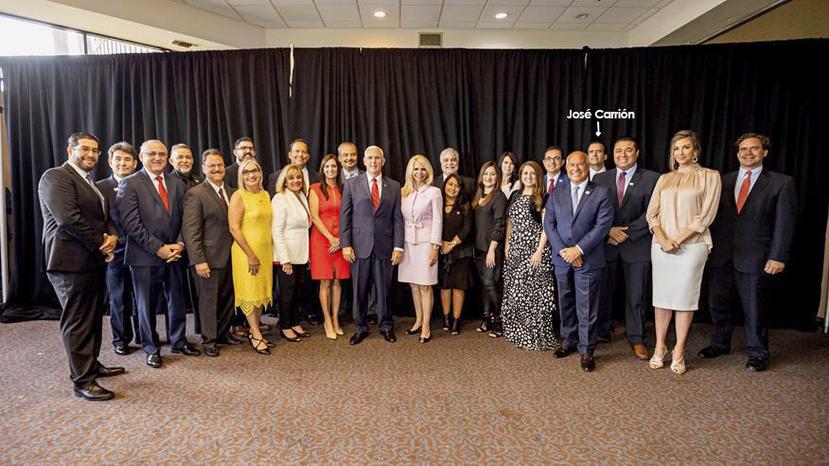 José Carrión posa junto a los miembros del grupo Latinos por Trump y el vicepresidente de Estados Unidos, Mike Pence. (Suministrada)