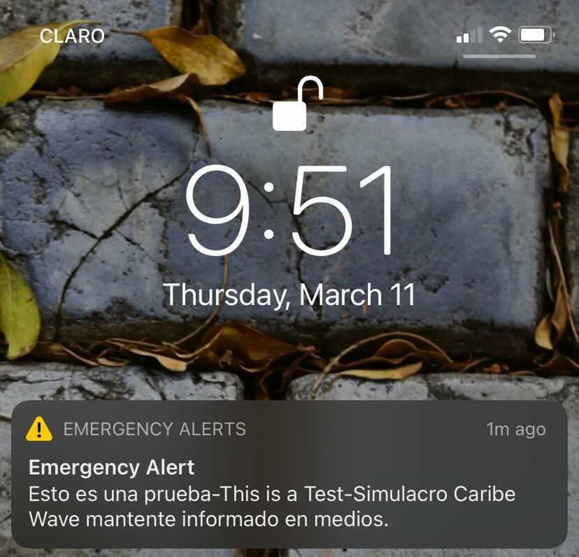 Alerta a celulares del Sistema de Alerta de Emergencia durante la simulación de un tsunami como parte del Caribe Wave2021.