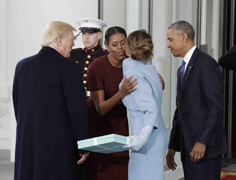 En esta foto del 20 de enero del 2017, la primera dama Michelle Obama, flanqueada por el presidente Barack Obama y el entonces presidente electo Donald Trump, saluda a Melania Trump a la entrada de la Casa Blanca en Washington. (AP)