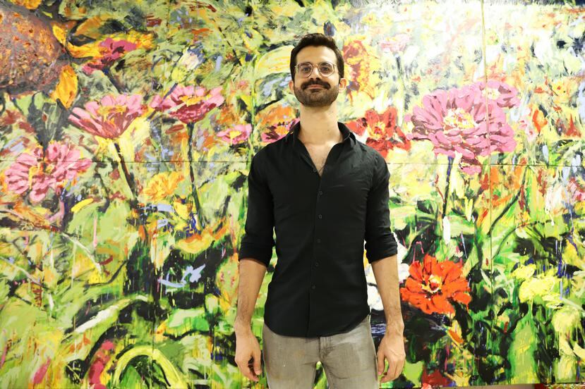El artista plástico Jun Martínez frente a su obra en gran formato El abrazo de la fiera, que le da nombre a su nueva exhibición en la galería Walter Otero Contemporary Art.