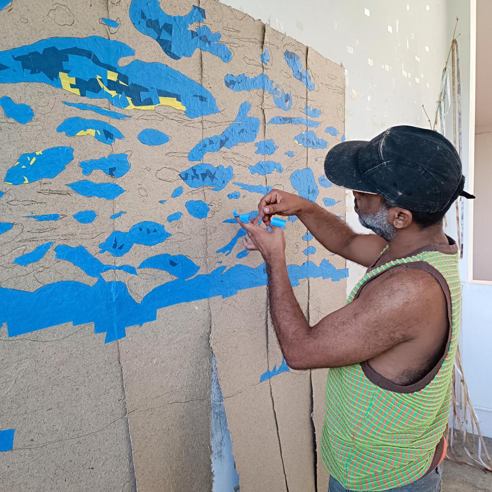 El artista  Eliazar Ortiz Roa en su proceso creativo.