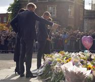 Miles de ciudadanos dejaron ofrendas florales en los diversos puntos. Aquí los príncipes de Gales y los duques de Sussex observan las flores colocadas frente al castillo de Windsor.