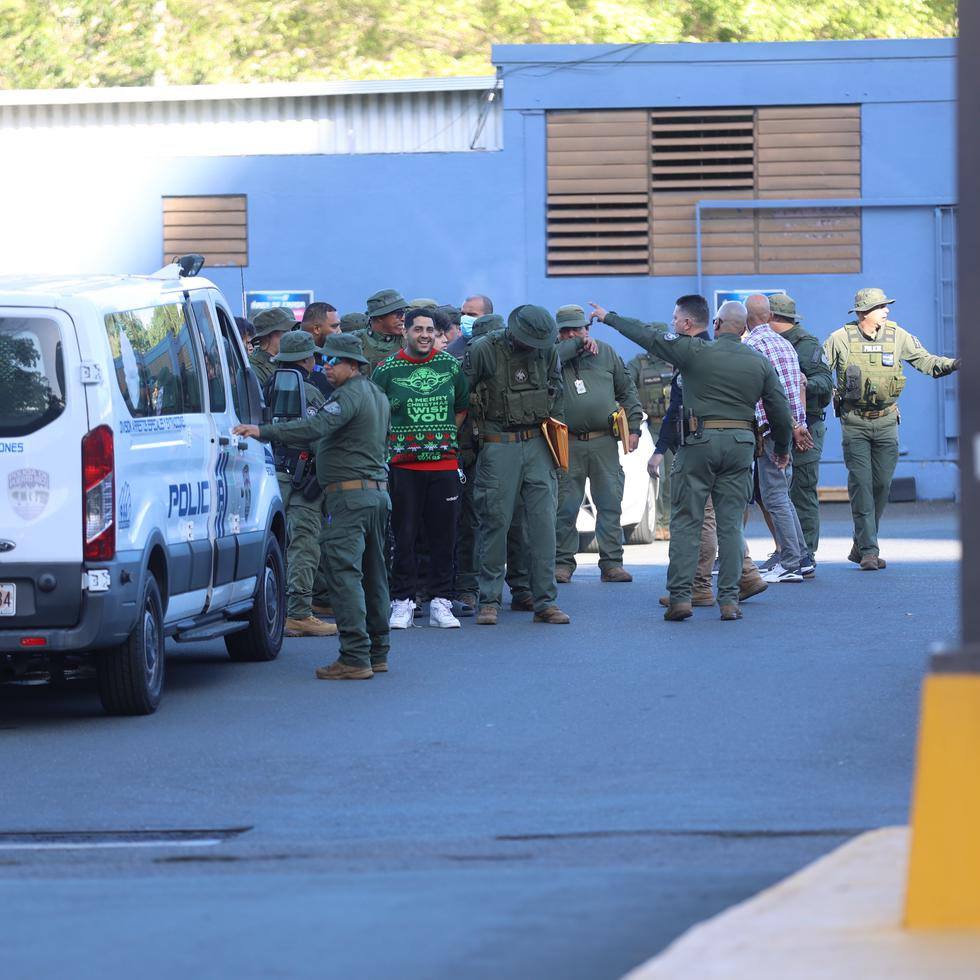 Agentes de la Policía diligenciaron, desde temprano el miércoles, más de 60 órdenes de arrestos en un operativo en varios municipios de Puerto Rico, incluyendo San Juan y Naranjito.