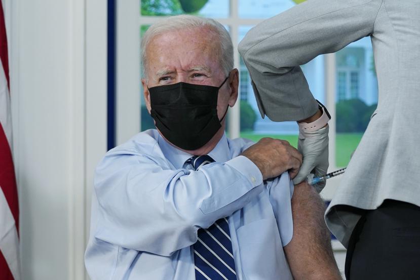El presidente Joe Biden recibe su tercera dosis de la vacuna contra el COVID-19.