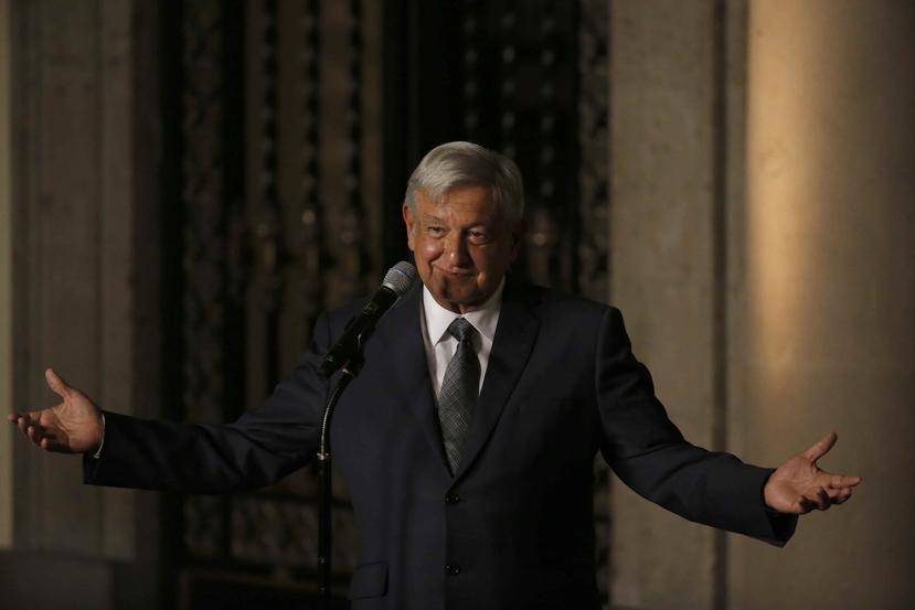El presidente electo de México, Andrés Manuel López Obrador, conversa con la prensa. (AP)