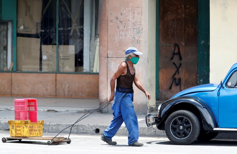 Un hombre arrastra una carretilla este jueves por una de las calles de La Habana, Cuba.