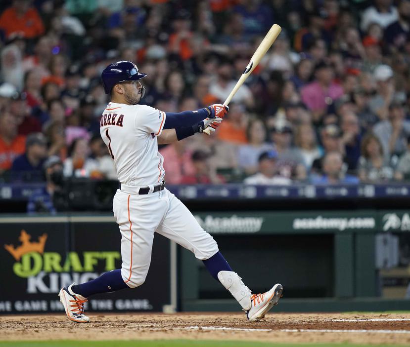 Carlos Correa bateó un jonrón de dos carreras contra los Indios de Cleveland durante la sexta entrada de un juego de béisbol el sábado 27 de abril de 2019 en Houston. (AP / David J. Phillip)