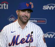 Justin Verlander sonríe durante su presentación como nuevo pitcher de los Mets de Nueva York, el martes 20 de diciembre de 2022 (AP foto/Seth Wenig)