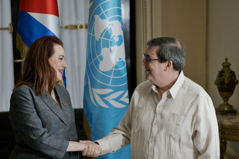 La presidenta de la Asamblea General de las Naciones Unidas, María Fernanda Espinosa, junto al ministro de Relaciones Exteriores de Cuba, Bruno Rodríguez. (AP/Ramon Espinosa)