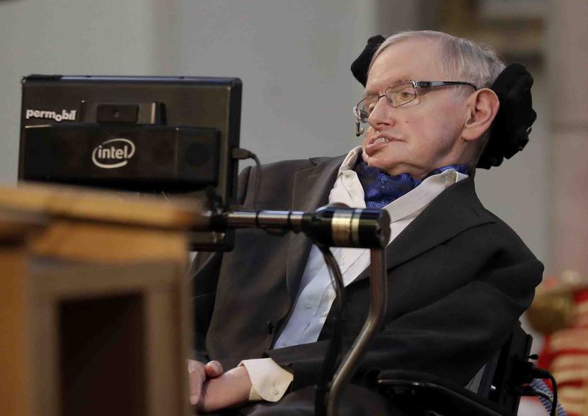 El profesor británico Stephen Hawking ofrece un discurso al recibir el premio Honorary Freedom de la City de Londres durante una ceremonia en el Guildhall de la Ciudad de Londres. (AP)