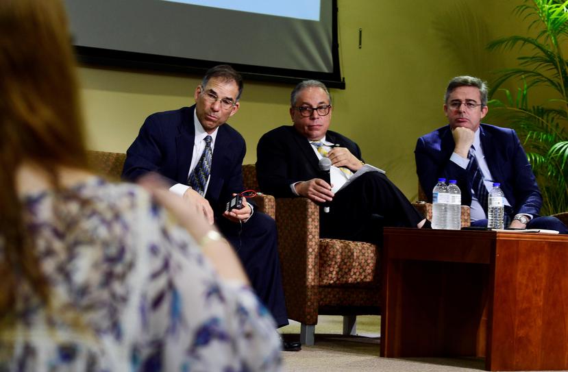 Scott Hempling, abogado; Jaime Sanabria, de EcoEléctrica; y Agustín Carbó, de la CEPR, durante el panel sobre regulación efectiva.