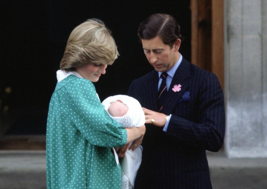 El 22 de junio de 1982, el príncipe Charles y la princesa Diana salen del hospital St. Mary's con el príncipe William en sus brazos. (AP)